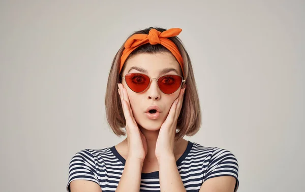 Alegre bonita mujer con naranja diadema rojo falda divertido estudio — Foto de Stock