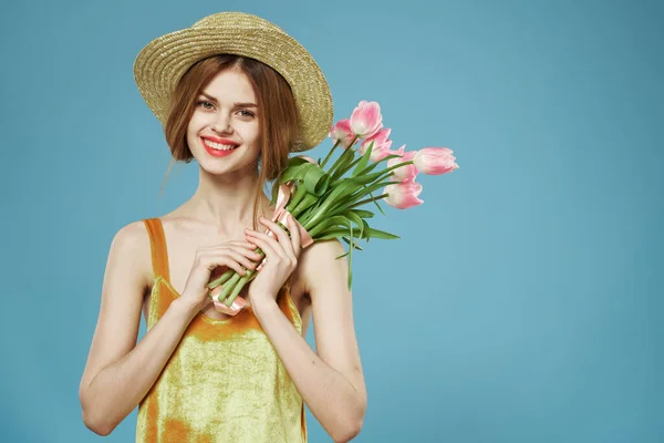 Glad kvinna bukett blommor livsstil beskärd vy blå bakgrund — Stockfoto