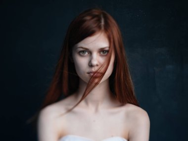 Güzel kadın, kızıl saçlı, siyah arkaplan, gülümseyen model, yakın plan.