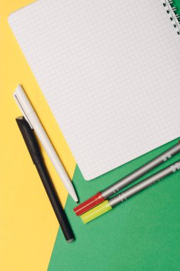 Masanın üstündeki kartvizitler kalemleri sağlıyor.