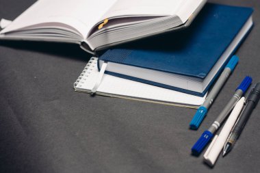 defter ve kalem belgeleri ofis çalışma masası gri arkaplan