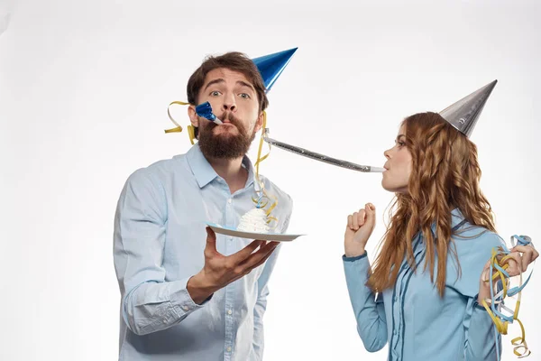 男性と女性の休日企業ケーキパーティーディスコ白の背景 — ストック写真