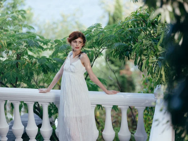 Красивая женщина в белом платье зеленые листья греческой мифологии — стоковое фото