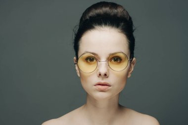 Esmer, çıplak omuzlu, beyaz tenli.