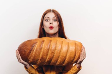 Geniş arkaplan ve sarı gömlekli, parlak makyajlı, duygusal bir kadın.