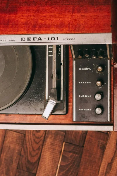 Kırmızı retro gramofon müzik teknolojisi vintage çalıyor — Stok fotoğraf