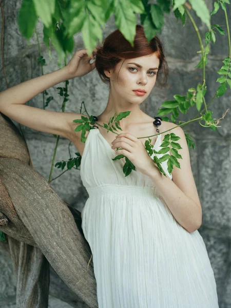 Mulher atraente vestidos verde folhas decoração modelo — Fotografia de Stock