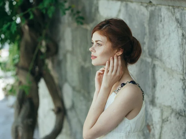 Mulher de vestido branco ao ar livre folhas verdes close-ups ar fresco — Fotografia de Stock