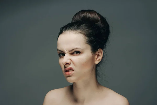Kvinna med bara axlar på grå bakgrund ren hud kosmetologi skönhet vård — Stockfoto