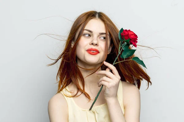 꽃을 들고 있는 밝고 붉은 머리의 여성 이 장미의 매력 모델을 분리 한 배경 — 스톡 사진