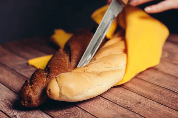 Friss szeletelt kenyér sárga szalvéta fa asztal sütött áruk — Stock Fotó