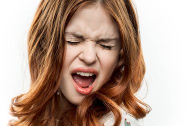 Kızıl saçlı, zarif bir kadın. Kozmetik modelini yakından çek.