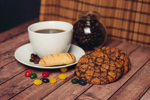 Słodycze i ciasteczka do herbaty na deser śniadaniowy z drewna — Zdjęcie stockowe