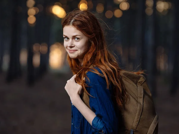 Mujer feliz viaja entre pinos en la naturaleza en el bosque —  Fotos de Stock