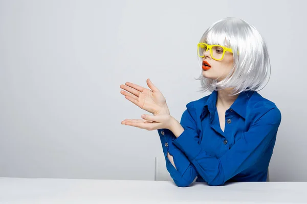 Mujer glamorosa pelo blanco sonrisa gafas amarillas emociones —  Fotos de Stock