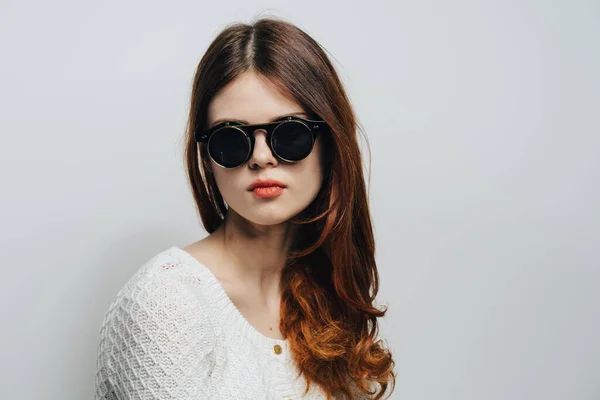 Bella donna che indossa occhiali da sole moda bianco maglione studio stile moderno — Foto Stock
