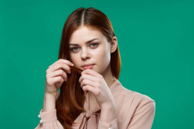 Neşeli, güzel, çekici bir kadın. Duygusal model.