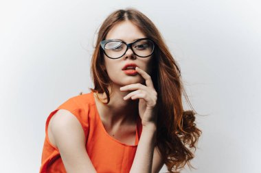 Yüzünde not defteri ve gözlüğü olan bir kız öğrenci. Beyaz arka plan.
