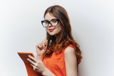 Not defterinde çalışan güzel bayan öğrenci bilgi belgeleri yazıyor.