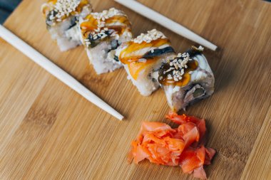 Sushi çubukları kırmızı zencefilli Japon mutfağı.