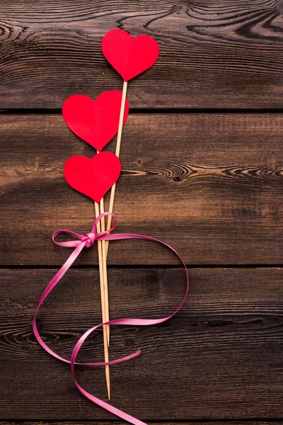 Corazón en forma de flor regalo vacaciones fondo de madera San Valentín — Foto de Stock