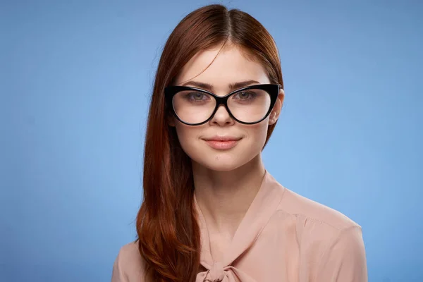Schöne Frau mit Brille eleganten Stil Mode attraktiv aussehen blauer Hintergrund — Stockfoto