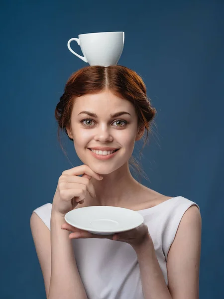 Belle femme en vêtements légers tasse de café et soucoupe bleu fond modèle portrait — Photo