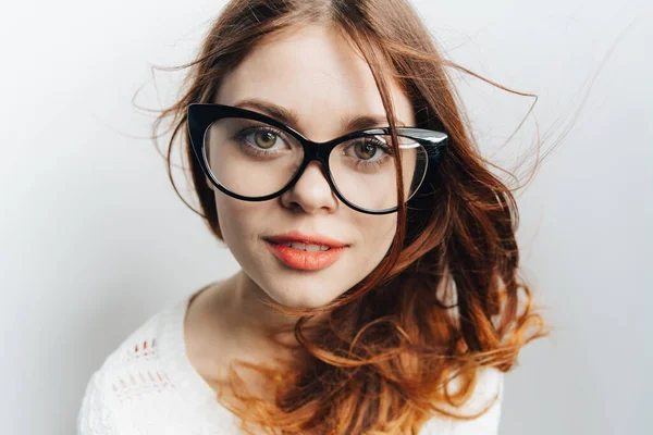 Vacker kvinna med glasögon röda läppar glamour modern stil närbild — Stockfoto
