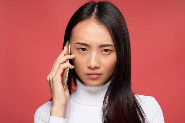 Bastante asiático mujer hablando en el teléfono tecnología rojo fondo — Foto de Stock