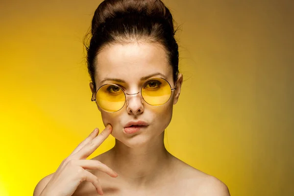 Bruna con spalle nude occhiali gialli sguardo attraente passione — Foto Stock