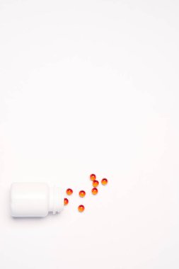 Hafif arka planda hapları olan beyaz kavanoz. Tıbbi sağlık vitaminleri.