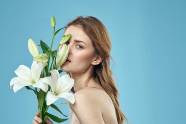 Çekici bayan beyaz çiçekler mavi arka plan kırpılmış manzara