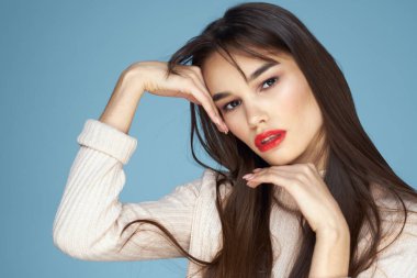 Güzel kadın kırmızı dudaklı beyaz ceketli çekici yakın plan mavi arka plan