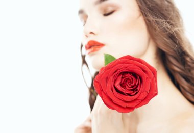 Yüzüne yakın kırmızı çiçekli romantik kadın esmer makyajını kırptı.