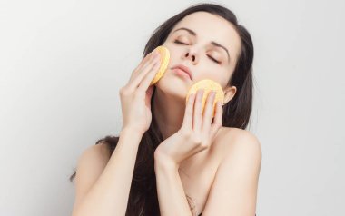 Çıplak omuzlu neşeli esmer, cilt temizliği.