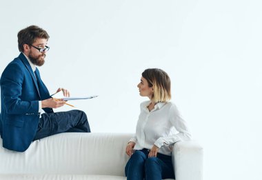 İş arkadaşları iletişim bürosu belgelerini beyaz kanepeye belgeledi