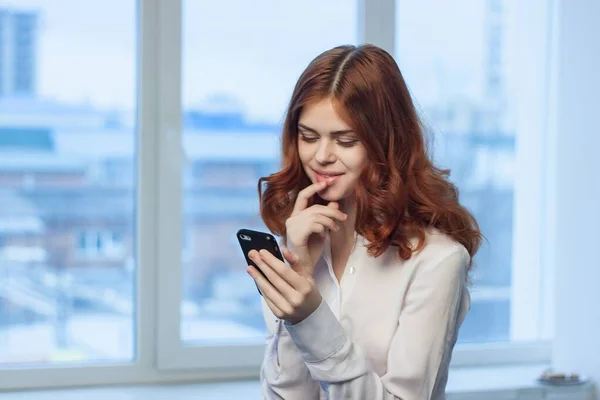 Mujer de negocios con teléfono en las manos Tecnología de trabajo profesional de oficina —  Fotos de Stock