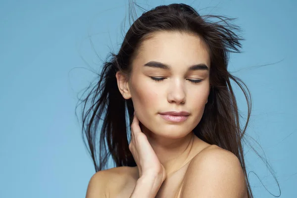 Bonito morena nu ombros longo cabelo pele cuidado azul fundo — Fotografia de Stock