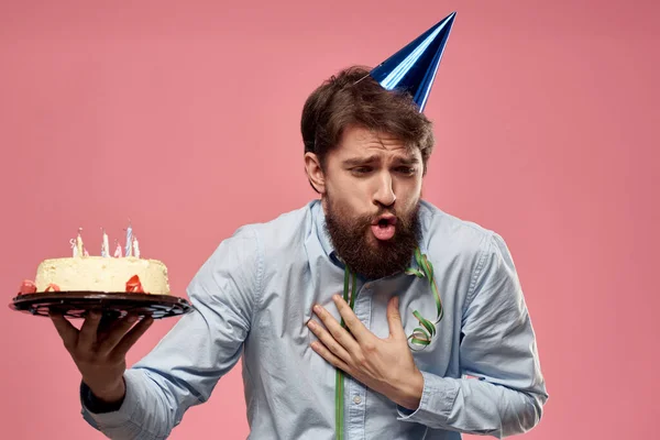 Man met baard met taart op roze achtergrond emoties bijgesneden uitzicht — Stockfoto