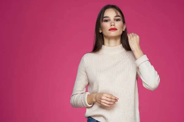 Hermosa morena pelo largo ropa de moda estilo elegante fondo rosa — Foto de Stock