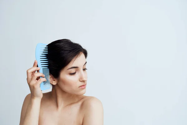 Söt brunett kammar håret bara axlar dusch grooming — Stockfoto