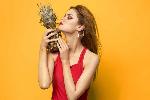 Mulher com abacaxi em mãos branco t-shirt exótico verão divertido amarelo fundo — Fotografia de Stock