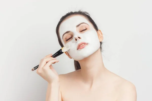 Femme avec masque crème sur le visage rajeunissement des soins de la peau — Photo