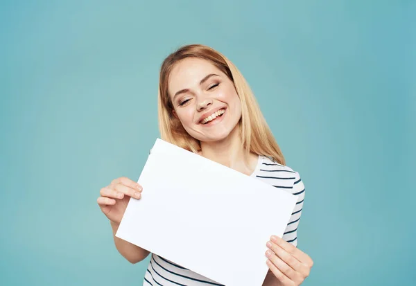 Donna bionda a righe t-shirt blu sfondo modello up — Foto Stock