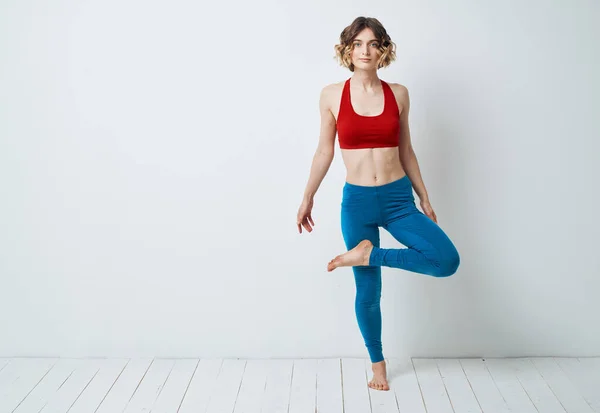 Mujer con leggins doblada su pierna y Yoga Fitness Meditación — Foto de Stock