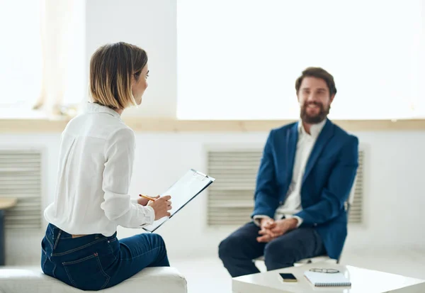 Psicologa donna che parla con problema di diagnosi di consultazione paziente — Foto Stock