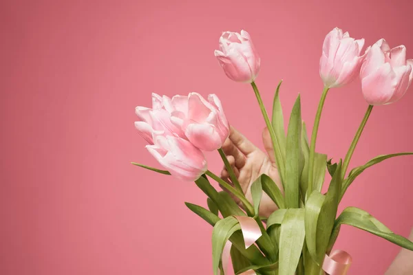 Ramo de flores como un día de fiesta de regalo en el fondo rosa 8 de marzo — Foto de Stock