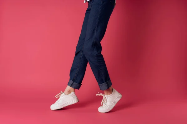 Donna piedi bianco scarpe da ginnastica moda street style rosa sfondo — Foto Stock