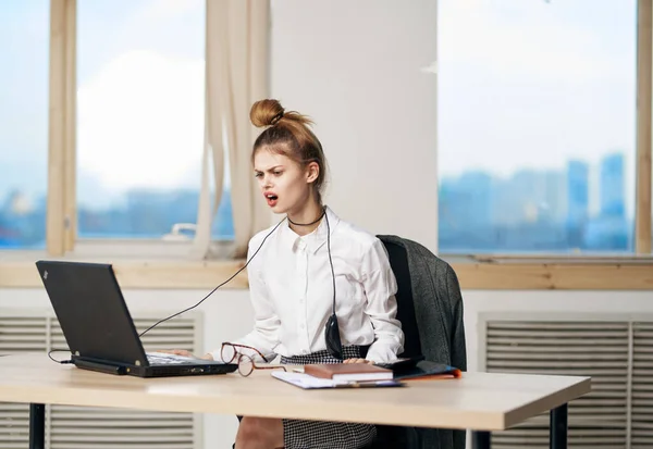 Mujer de negocios oficina secretaria problemas trabajo estilo de vida —  Fotos de Stock