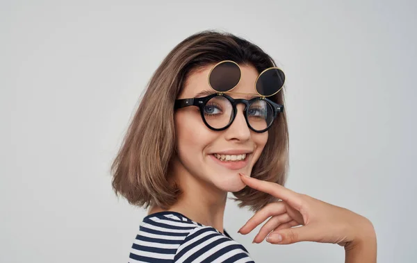 Mulher alegre em listrado t-shirt óculos duplos sorriso — Fotografia de Stock